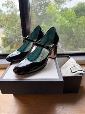 Gucci Black Patent Mary Jane Block Heel Pumps with Turquoise Floral Insole